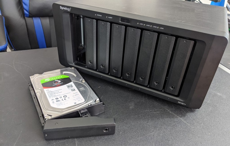 SYNOLOGY DS1821+ có 8 khay bộ nhớ sẵn